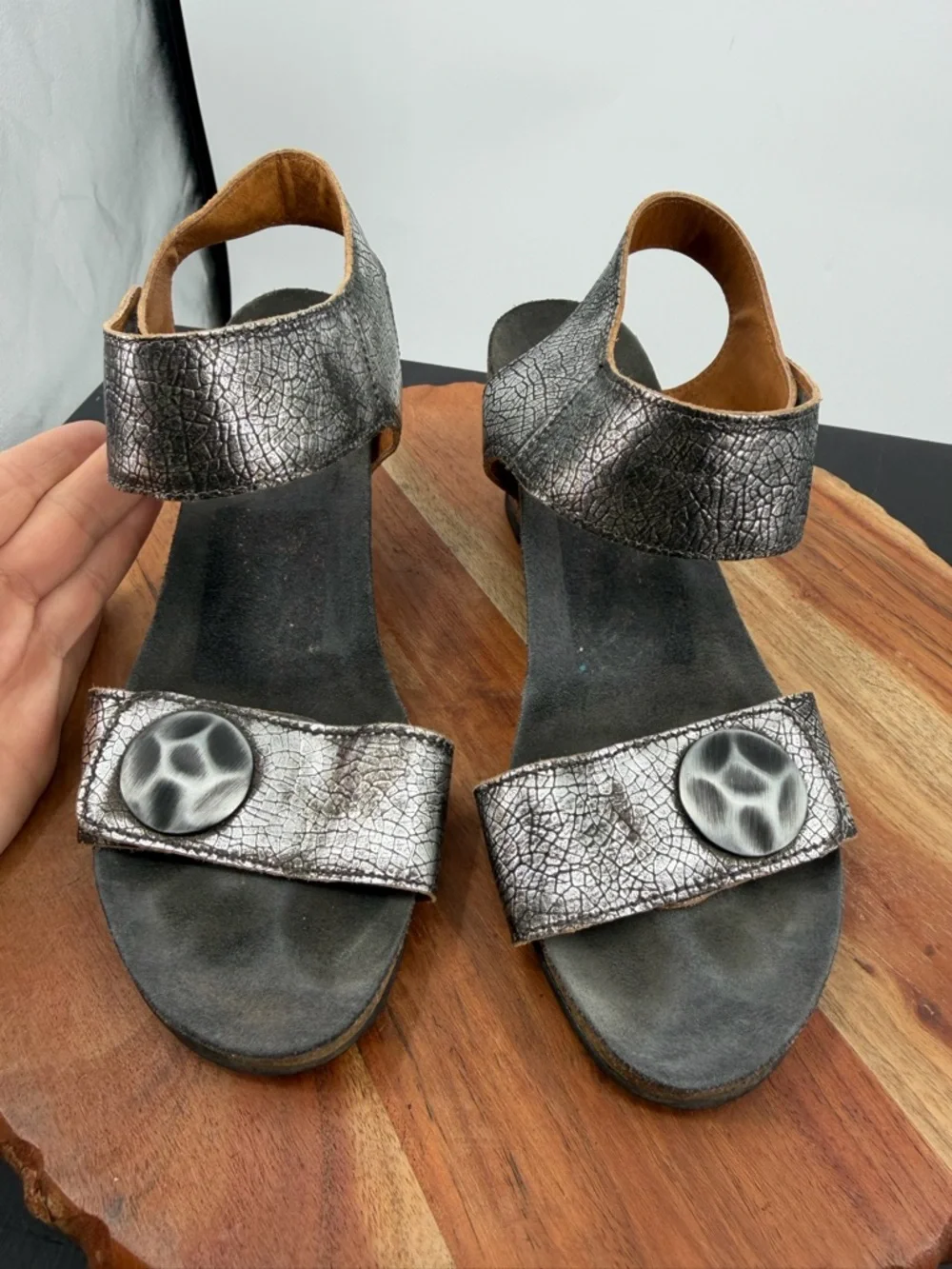 Taos Carousel 2‎ wedge sandals silver crackle leather medallion studs 39 8-8.5
